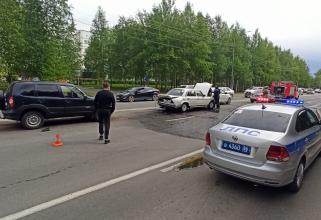 В Сургуте на улице Островского столкнулись «Шевроле Нива», «Мерседес» и «Лада Веста»