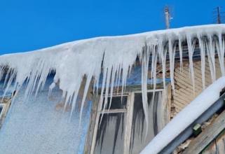 Весна пришла: жители Сургута начали жаловаться на опасные сосульки и снег на крышах