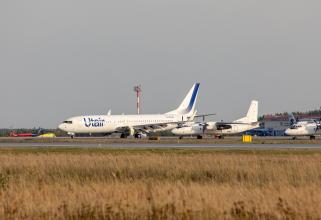 Самолет из Сургута вернули в аэропорт из-за отказа шасси