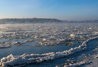 Жителям Сургута напомнили, насколько опасно выходить на лед до зимы