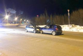 В Нижневартовске в лобовом столкновении двух синих «Хендай Гетс» пострадали двое детей