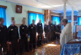 В югорских колониях крестили 19 заключенных