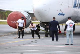 В Сургуте местный житель сдвинул 40-тонный самолет и установил рекорд России