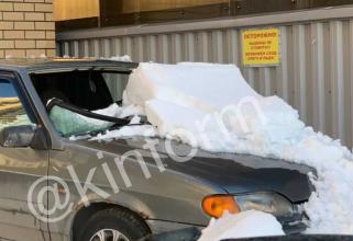 В Сургуте с крыши ЖК «Возрождение» упал снег и разбил машину