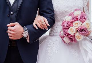 В Югре отменили ограничения по числу гостей на бракосочетаниях в загсах