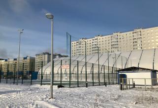 В Сургуте спортплощадки возле олимпийского бассейна оборудуют теплой раздевалкой и трибунами